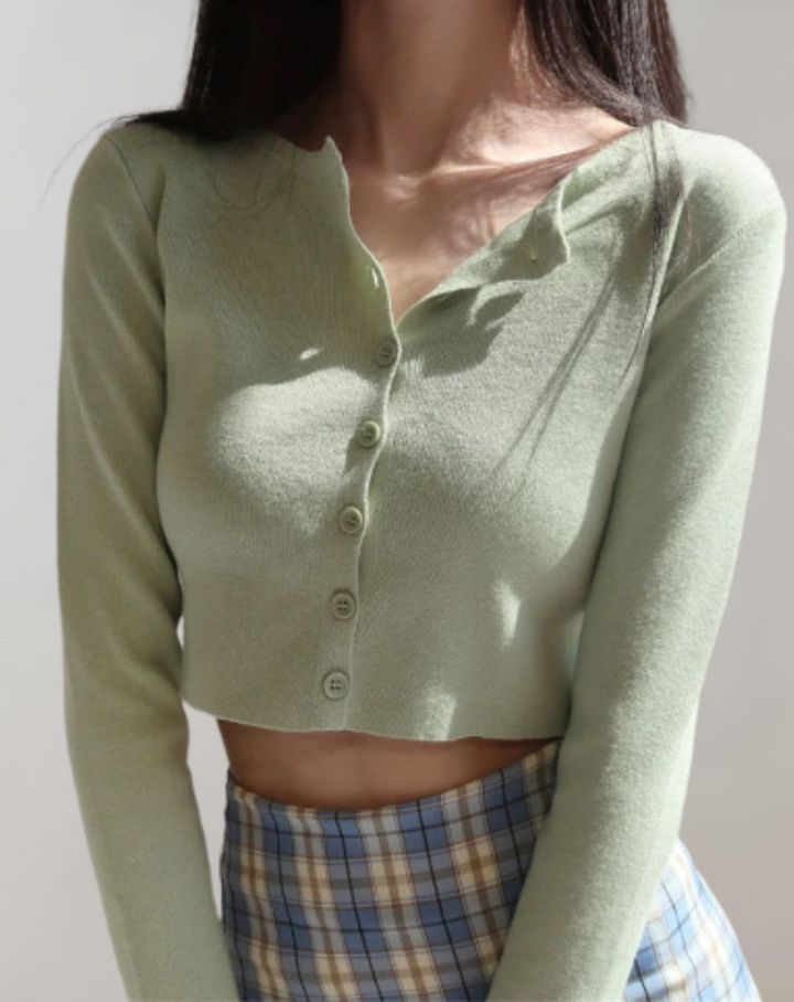 Mikaela  - Unifarbenes Cropped Top mit langen Ärmeln, Rundhalsausschnitt und Knopfleiste